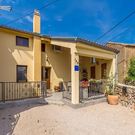 بيت للعطل House Svjetlana